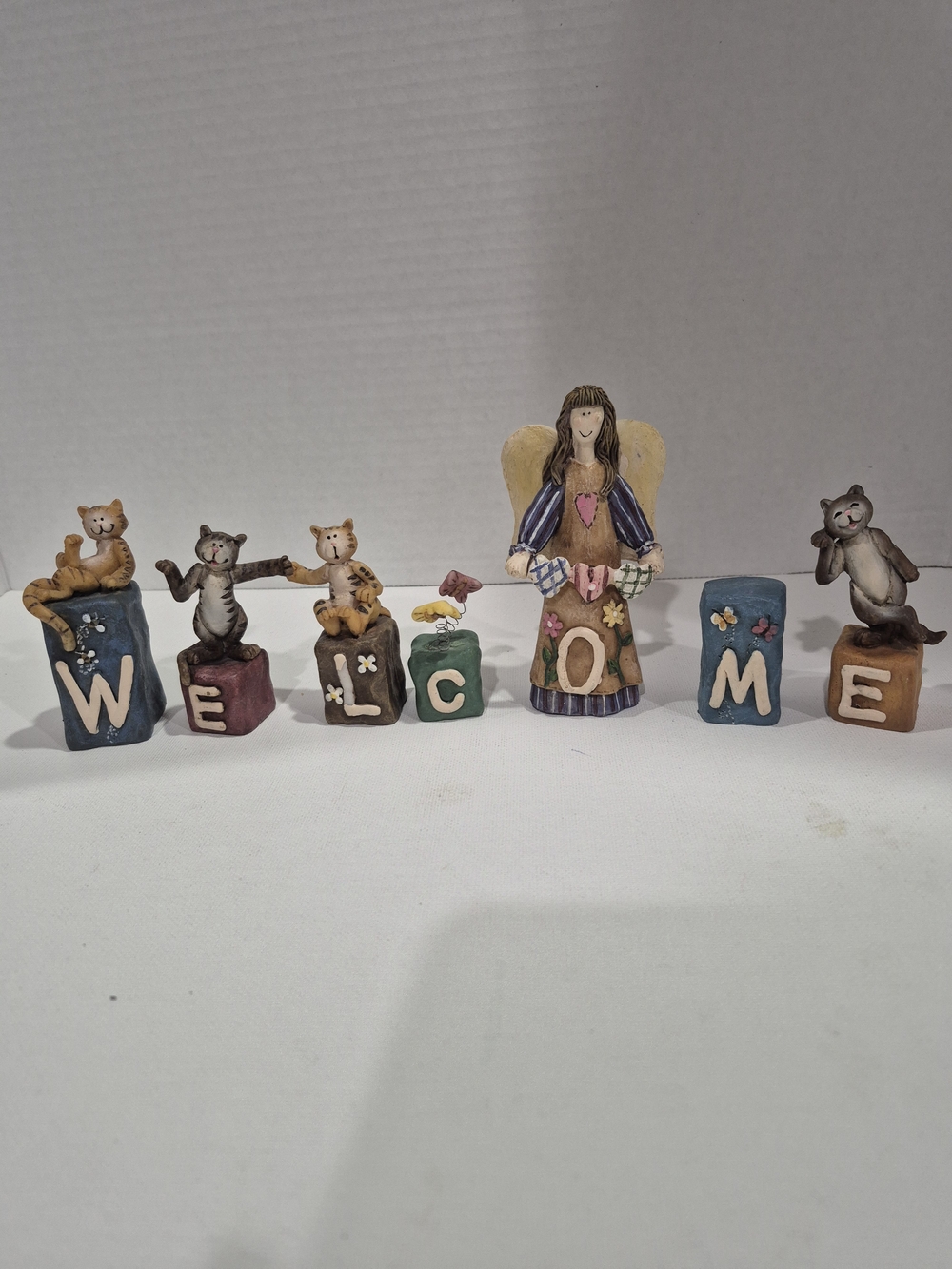 Primitive Folk Art Style Resin "Welcome" Figurines